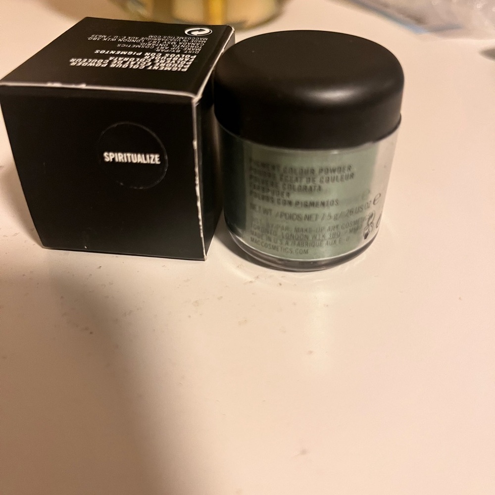 MAC Cosmetics Pigment in Iridescent Green - Picture 4 of 4